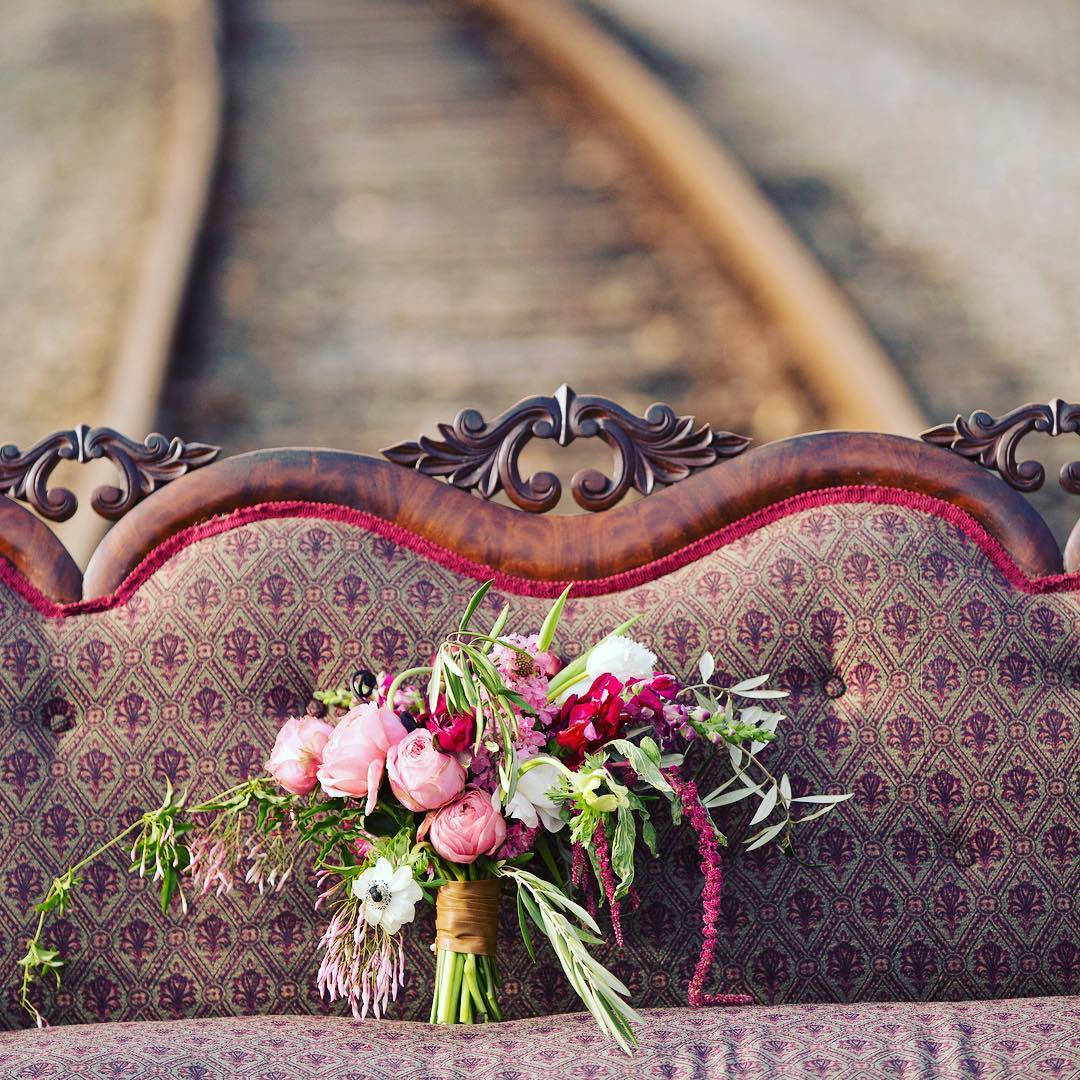 {steampunk style}
@sagestudiosphotography 
#steampunk #steampunkstyle #bouquet #vintage #throwback #weddingflowers #photoshoot #lotusfloraldesigns #weddingflorist #getcreative #flowerart