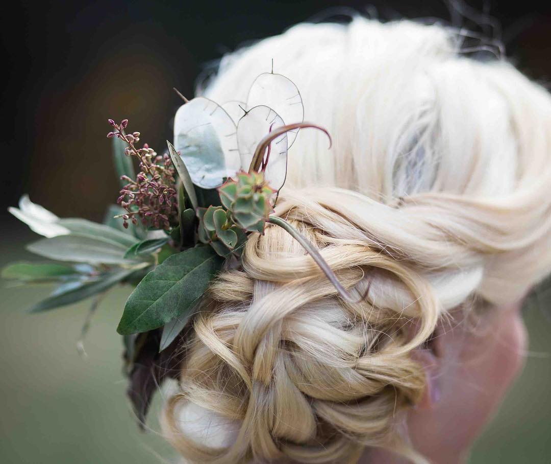 {hair decor}
photo | @abphotonh | hair | @customforyounh 
#hairflowers #bridebling #moneytree #olivebranch #prettyhair #bridehair #simple #lotusfloraldesigns #weddingflorist #lovely #flowerart #brideaccessory