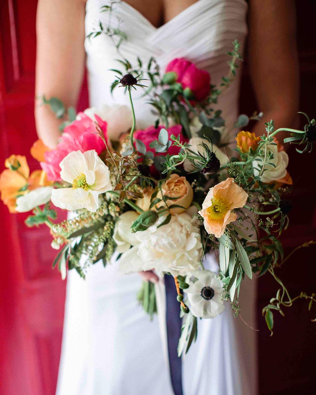 {english garden}
photo | @kate_preftakes .
.
.
#forher #bride #bridebouquet #bridebling #gardenstyle #poppies #jasminevine #love 
#prettyflowers #photoshoot #getcreative