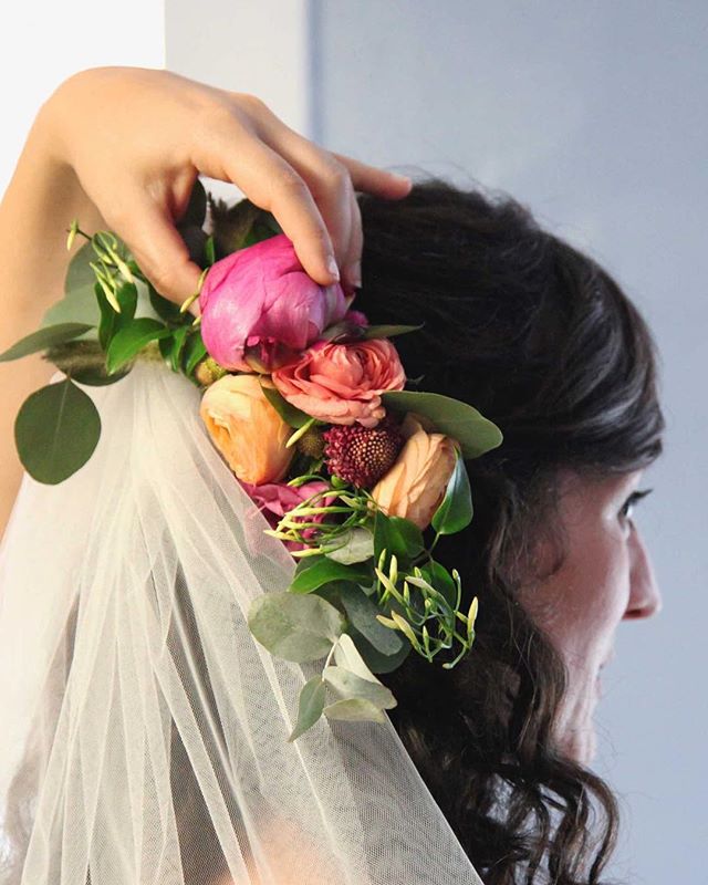 {love•ly}
photo | @huntley.rob .
.
.
#finaltouch #gettingready #prettylady #herecomesthebride #hairflowers #lovely #bridebling #lotusfloraldesigns #florals