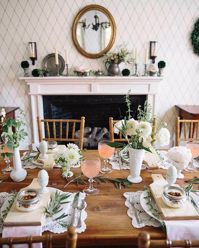 {brunch•style}
photo | @kate_preftakes .
styling | @eventsbysorrell .
.
#brunch #tablescape #tabledecor #lovely #prettiness #blush #greenery #peonies #dahlias #ranunculus #olivebranch #oregano #wallpaper #lotusfloraldesigns