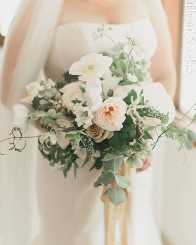 {that poppy}
photo | @millyardstudios .
.
#perfectpoppy #gardenstyle #bride #bouquet #accessory #englishgarden #romantic #soft #naturallybeautiful #love