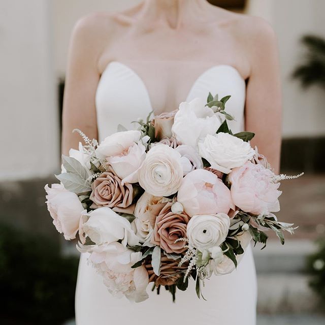 {gorg•eous}
photo | @lindsay_hackney 
planning & coordination | @nhwedplanner .
.
#bridebling #herbouquet #accessory #brideflowers #lovelines #gorgeous #letsdothis #forever #thatdress #lotusfloraldesigns #weddingflowers #nhwedding #love