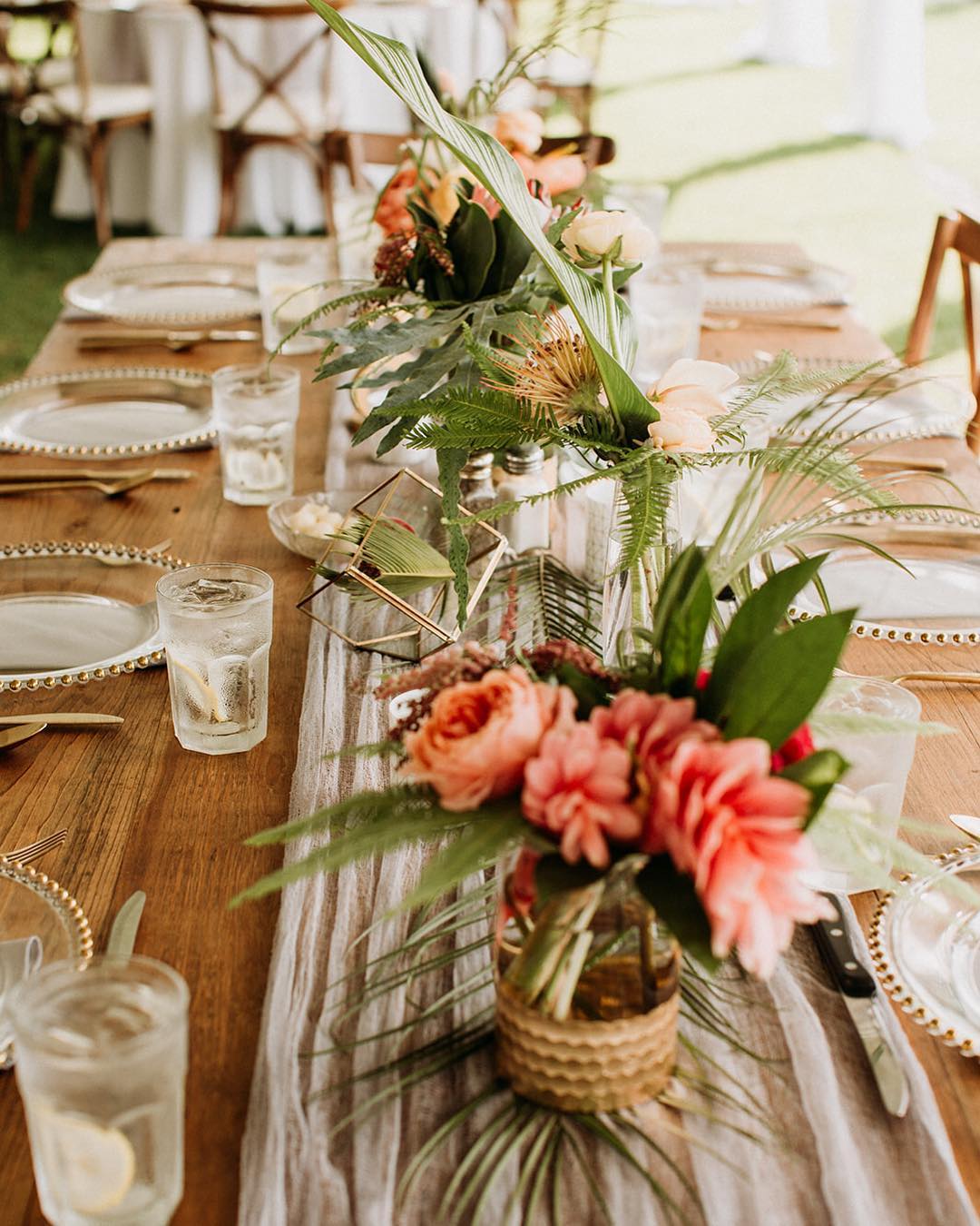 {coral is THE color this year & we love it!!}
photo | @ramblefreehannah 
styling/coordination | @eventsbysorrell .
.
#tablescape #tabledecor #centerpieces #tropical #coral #foliage #gold #boho #modern #weddingdesign #style #weddingflowers #lotusfloraldesigns #weddingflorist #love